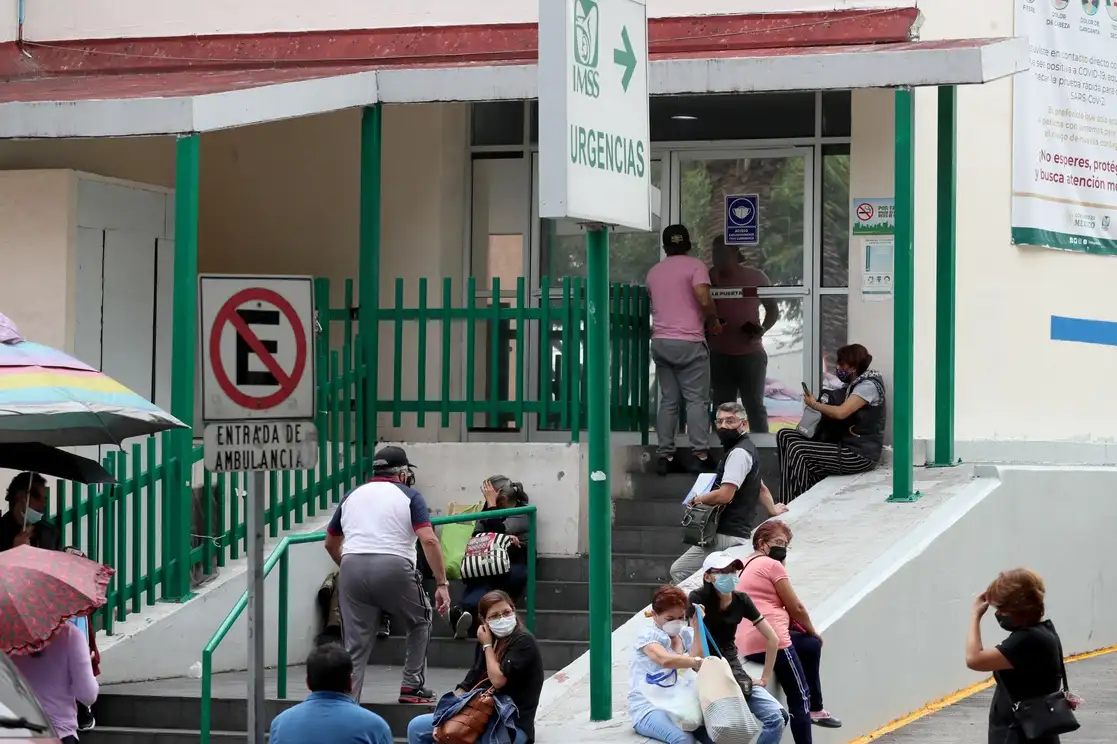 La ocupación hospitalaria subió un punto porcentual; cuatro por ciento de las camas generales están ocupadas, mientras que el dos por ciento tienen ventilador. En la imagen, al exterior del área de urgencias del Hospital General Zona 1-A “Venados“, en la alcaldía Benito Juárez, el pasado 9 de junio. Foto Roberto García Ortiz 