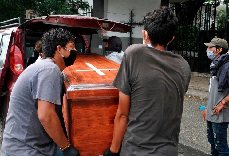 Funeral de una persona en Ecuador. Foto Afp