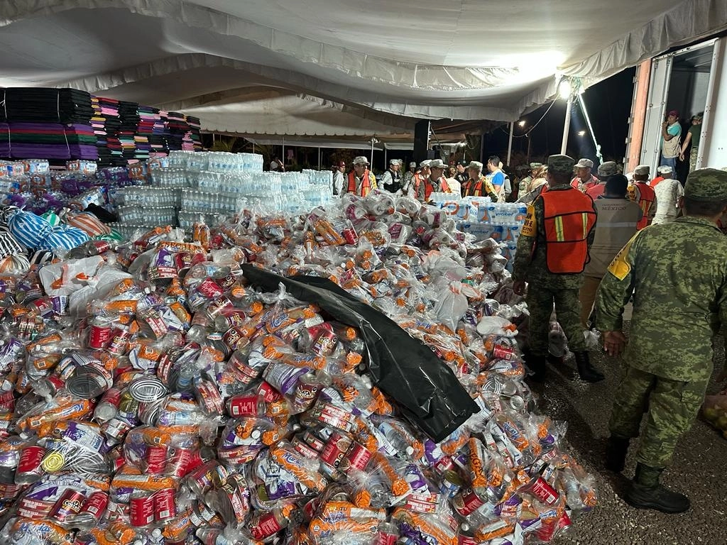 Elementos del Ejército mexicano realizan la entrega de despensas a los damnificados en Acapulco, Guerrero, el 28 de octubre de 2023. Foto Alfredo Domínguez