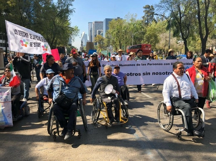 Personas con discapacidad en una marcha sobre Paseo de la Reforma. Foto Alfredo Domínguez/Archivo