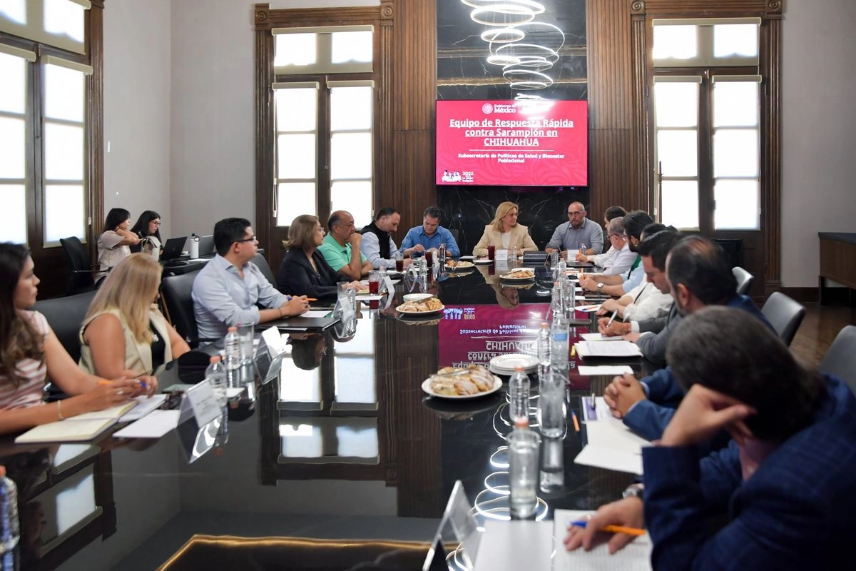 La estrategia contempla acciones casa por casa en zonas de alto riesgo y comunidades con menor cobertura de salud, con la participación de 120 brigadas integradas por personal de la Secretaría de Salud estatal, brigadistas de 12 entidades del país, así como del Ejército Mexicano, el IMSS, el ISSSTE y la Secretaría de Salud federal. Foto 