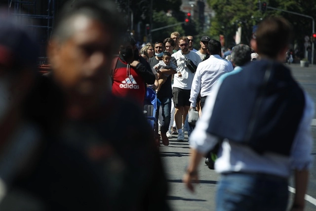 Personas caminan por calles del Centro Histórico de la CDMX. Foto Cristina Rodríguez 