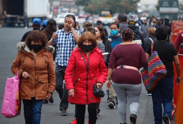 Personas caminan por calles del Centro Histórico de la CDMX en imagen de archivo. Foto Cristina Rodríguez
