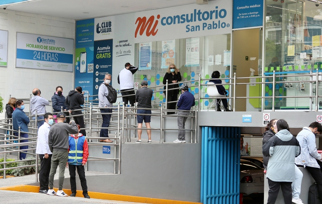 Decenas de personas hacen fila para realizarse una prueba de covid-19, ayer en una farmacia de la alcaldía Benito Juárez. Foto Roberto García Ortiz 