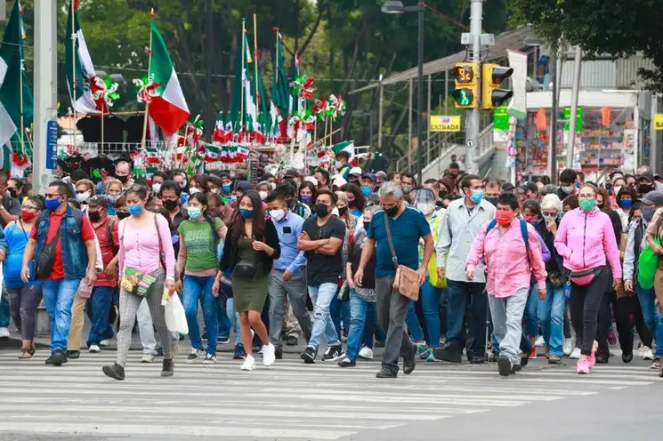 Transeúntes atraviesan la avenida Pino Suárez, en el Centro Histórico de la Ciudad de México. Foto María Luisa Severiano