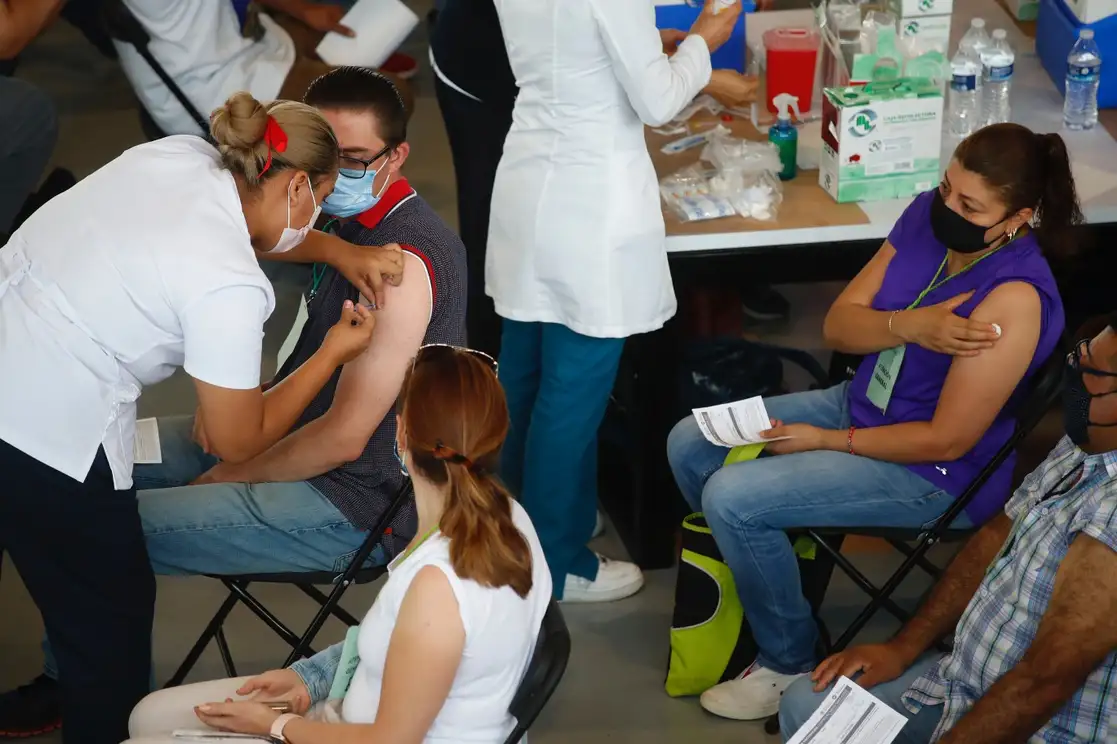 Adultos de 40 a 49 años acuden a vacunarse contra el Covid-19 en las instalaciones del Centro de Exposiciones y Congresos de la UNAM en Ciudad Universitaria, en la alcaldía de Coyoacán, Ciudad de México, el 1 de junio de 2021. Foto Cristina Rodríguez