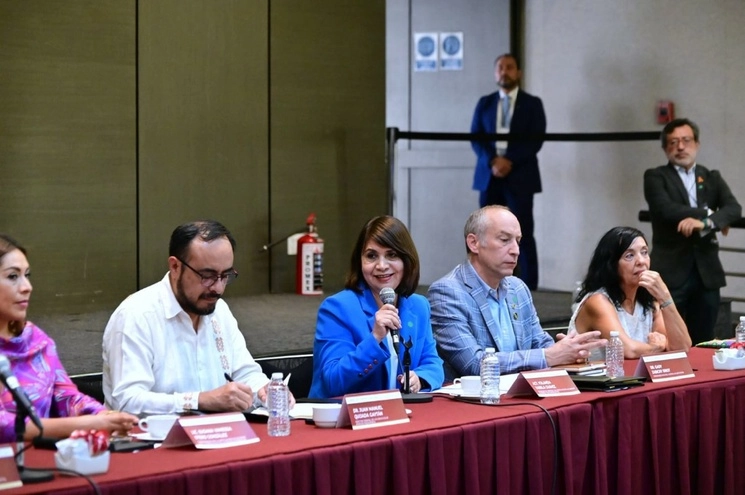 Personal de las dependencias participantes en la iniciativa de colaboración en favor de prevenir la violencia de género. Imagen tomada de https://twitter.com/SSalud_mx