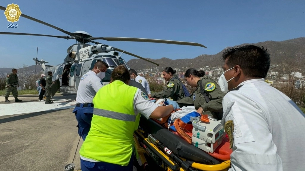 Elementos de la SSC apoyan en el traslado de menores a hospitales de la CDMX, Edomex y Morelos tras el paso de 'Otis' por Acapulco. Foto cortesía SSC