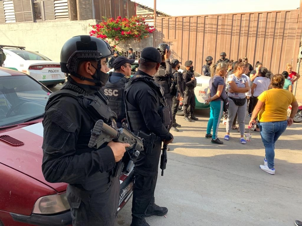 Dos hombres murieron y un policía resultó gravemente herido ayer después de un enfrentamiento entre uniformados y dos presuntos asaltantes, en Iztapalapa. Foto Alfredo Domínguez