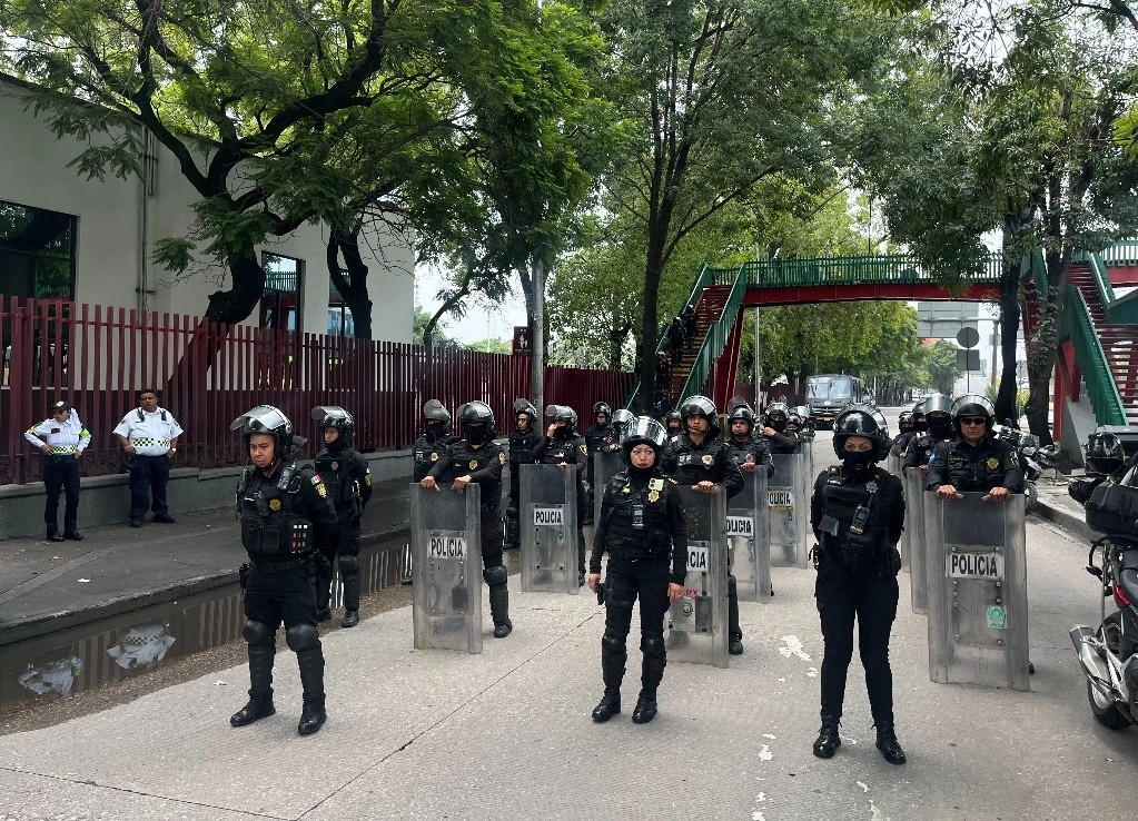 830 oficiales resguardarán la seguridad de los asistentes al juego entre América y Pumas, que se disputará este domingo 29 de septiembre en el Estadio Ciudad de los Deportes a las 18 horas. Foto Alfredo Domínguez / Archivo