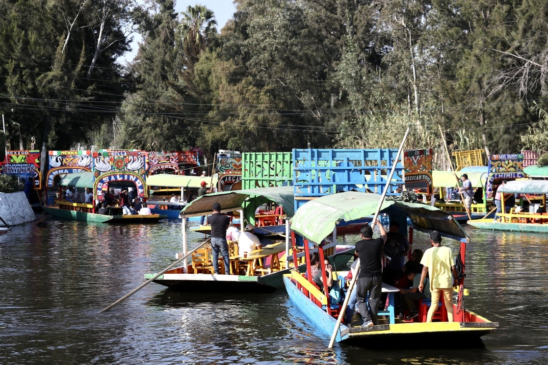 Los elementos de la SSC, quienes cuentan con el apoyo de 90 unidades, recorren el Nuevo Embarcadero de Nativitas, ubicado en la calle Mercado 133, en la colonia Barrio Xaltocan de la alcaldía Xochimilco. Foto Luis Castillo / Archivo

