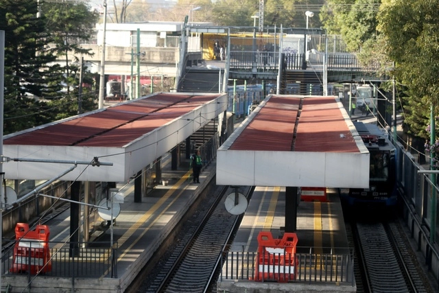 el servicio del Tren Ligero fue suspendido alrededor de tres horas, luego de que presentó una falla eléctrica. Foto Alfredo Domínguez