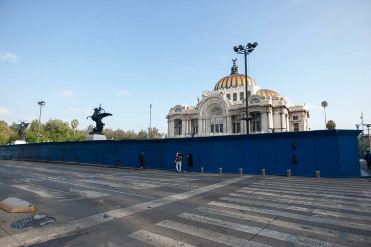 El Palacio de Bellas Artes fue rodeado con bardas previo a las manifestaciones que se realizarán en la capital mexicana. Foto Pablo Ramos