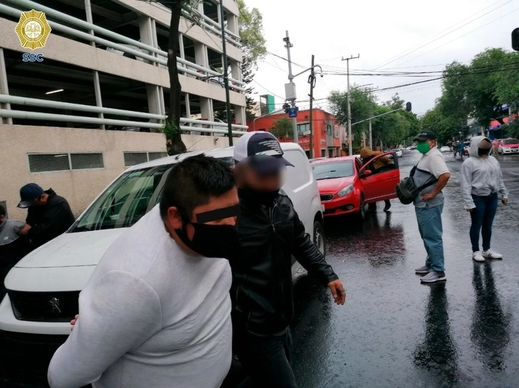 Elementos de la Secretaría de Seguridad Ciudadana trasladan a los detenidos al Ministerio Público. Foto SSC