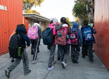 Alumnos ingresan a su escuela secundaria en la alcaldía Iztapalapa en CDMX. Foto Pablo Ramos/Archivo