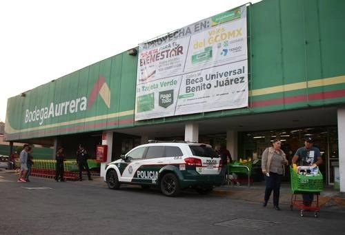 Policías de la Ciudad de México resguardan un supermercado para evitar saqueos ante la contingencia sanitaria. Foto 'La Jornada'