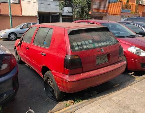 El gobierno de la CDMX lleva a cabo el retiro de autos abandonados en la vía pública. Foto La Jornada