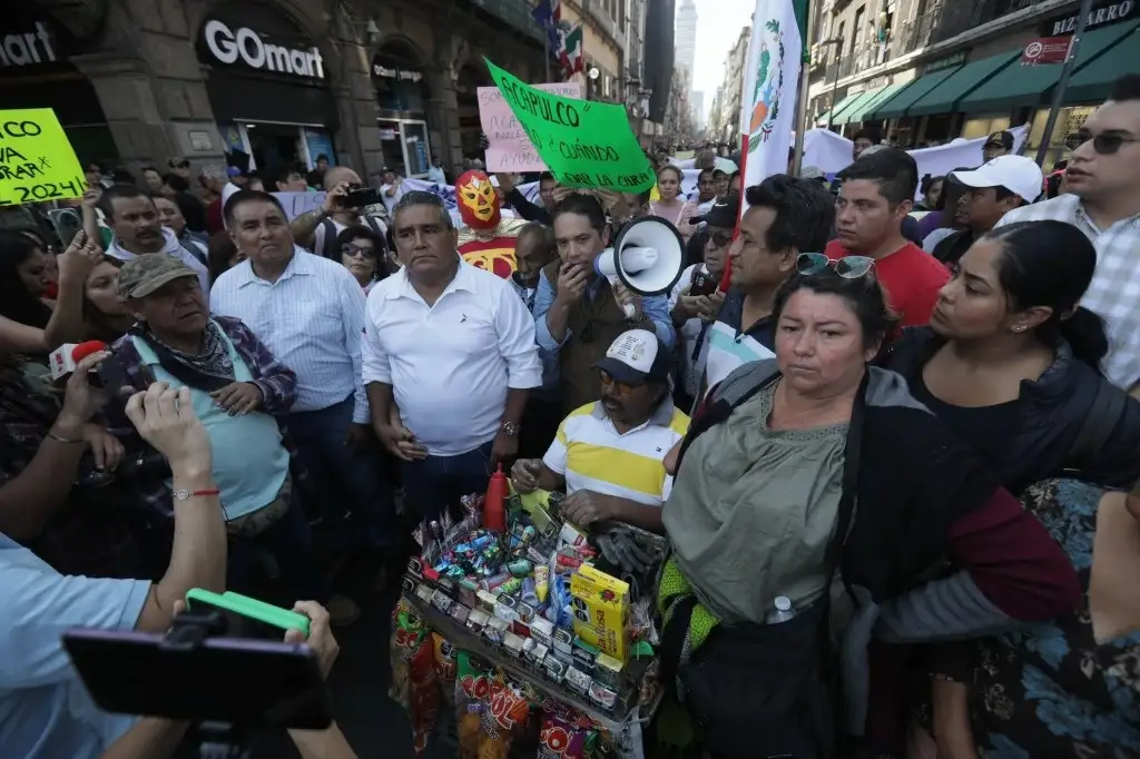 Manifestantes provenientes de Acapulco llegan a la plaza de la Constitución, en la Ciudad de México, el 6 de noviembre de 2023. Foto Pablo Ramos