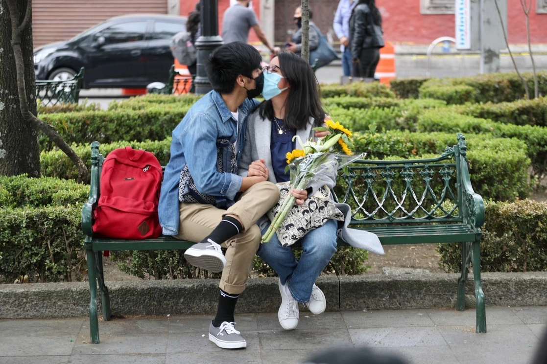 Una pareja de jóvenes se besa en el Centro de Coyoacán, en vísperas de la celebración del Día de San Valentín, el 13 de febrero de 2022. Foto Luis Castillo
