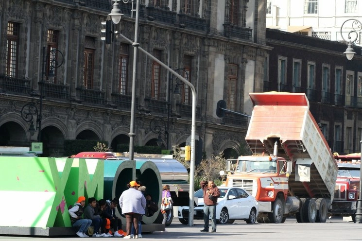 La mañana de este lunes se cerró la circulación en la Plaza de la Constitución, por la presencia de transportistas. Foto María Luisa Severiano