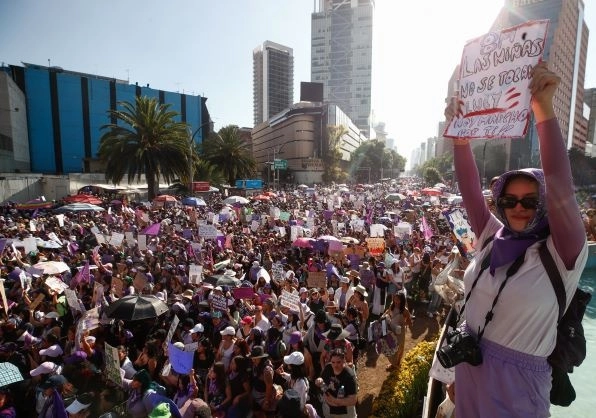 Esta ha sido la manifestación más concurrida que se ha registrado en los últimos años, que a lo largo de ocho horas superó el doble de las asistentes del año pasado que fue de 90 mil mujeres. Foto Víctor Camacho.