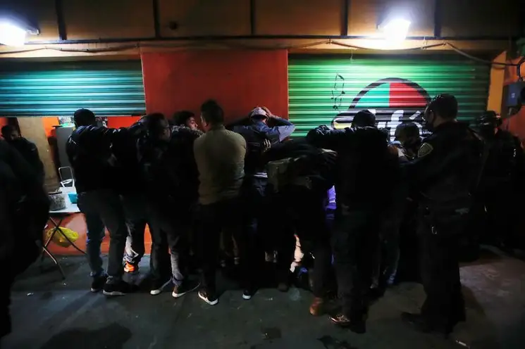 Detenidos durante el operativo en Venustiano Carranza. Foto Víctor Camacho
