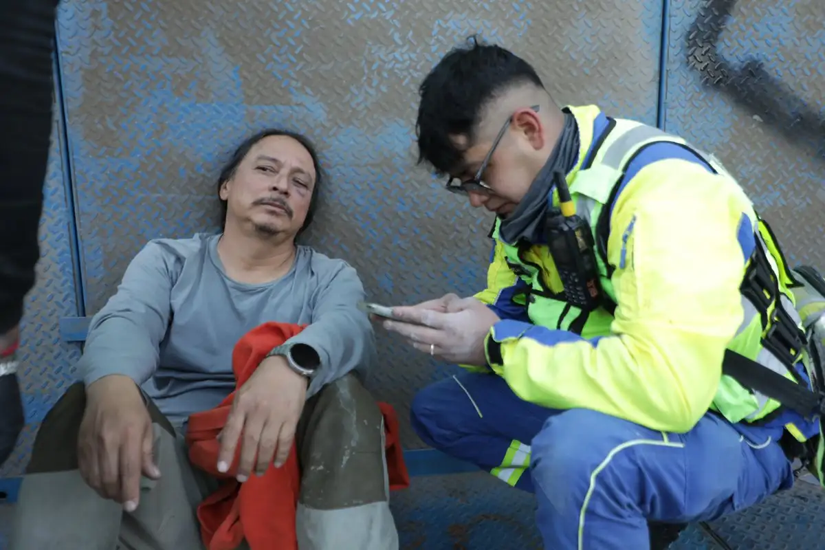 El Secretario de Seguridad Ciudadana, Pablo Vázquez, señaló que ya realizan seguimiento a la agresión en contra del fotógrafo de La Jornada, Víctor Manuel Camacho, quien en medio de la manifestación de la Generación Z, fue golpeado por elementos policiales. Foto