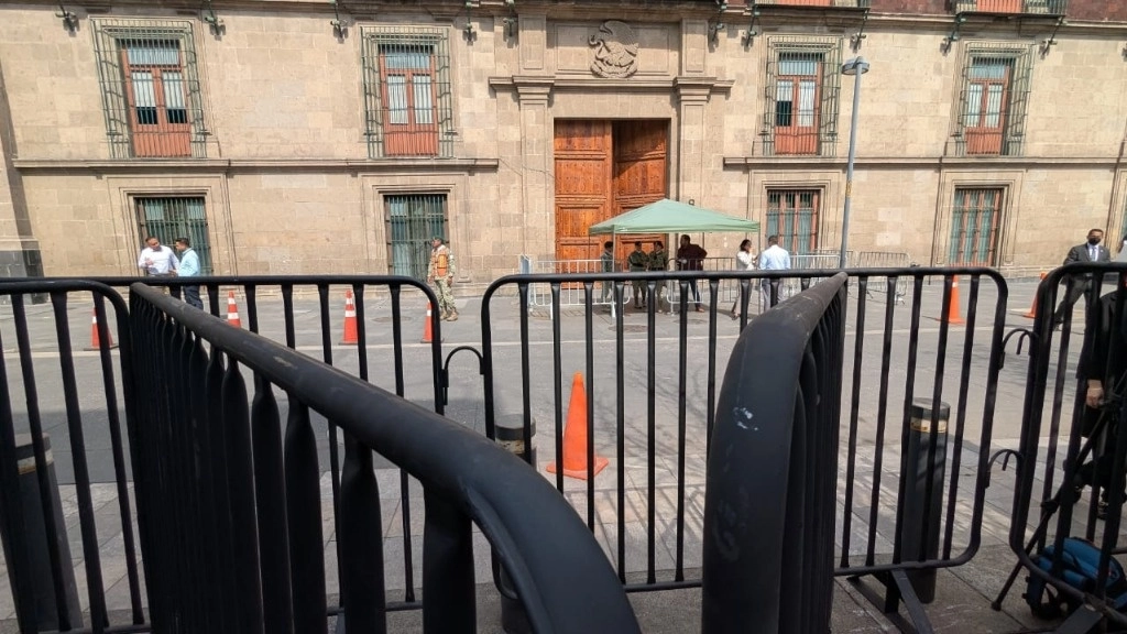 El cerco de seguridad en Palacio Nacional fue reforzado en el Zócalo de la Ciudad de México, el 14 de enero de 2025. Foto Arturo Sánchez
