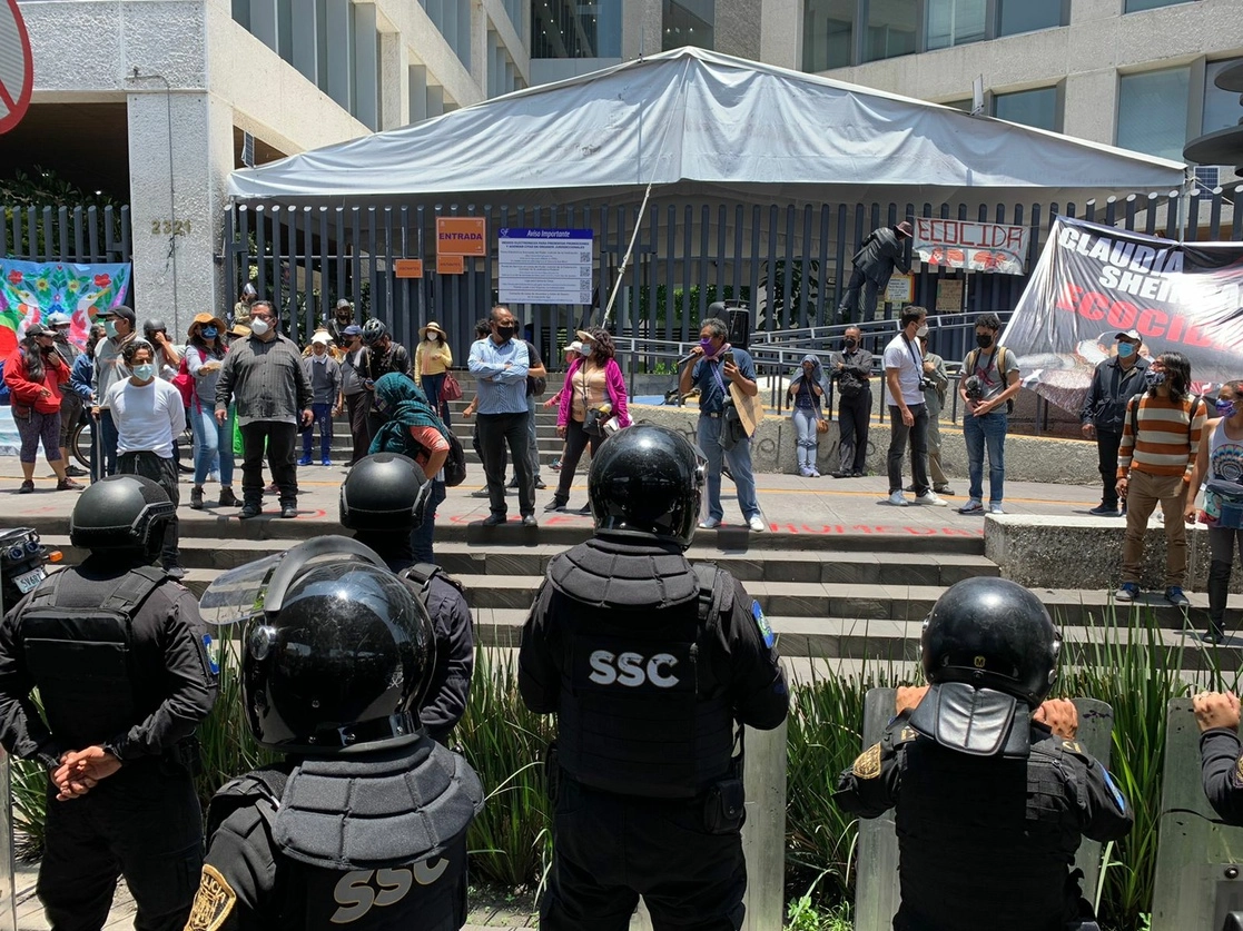 Opositores al puente Periférico-Cuemanco fueron encapsulados por policías capitalinos, tras bloquear el acceso vial en Periférico. Foto LA JORNADA/Alfredo Domínguez
