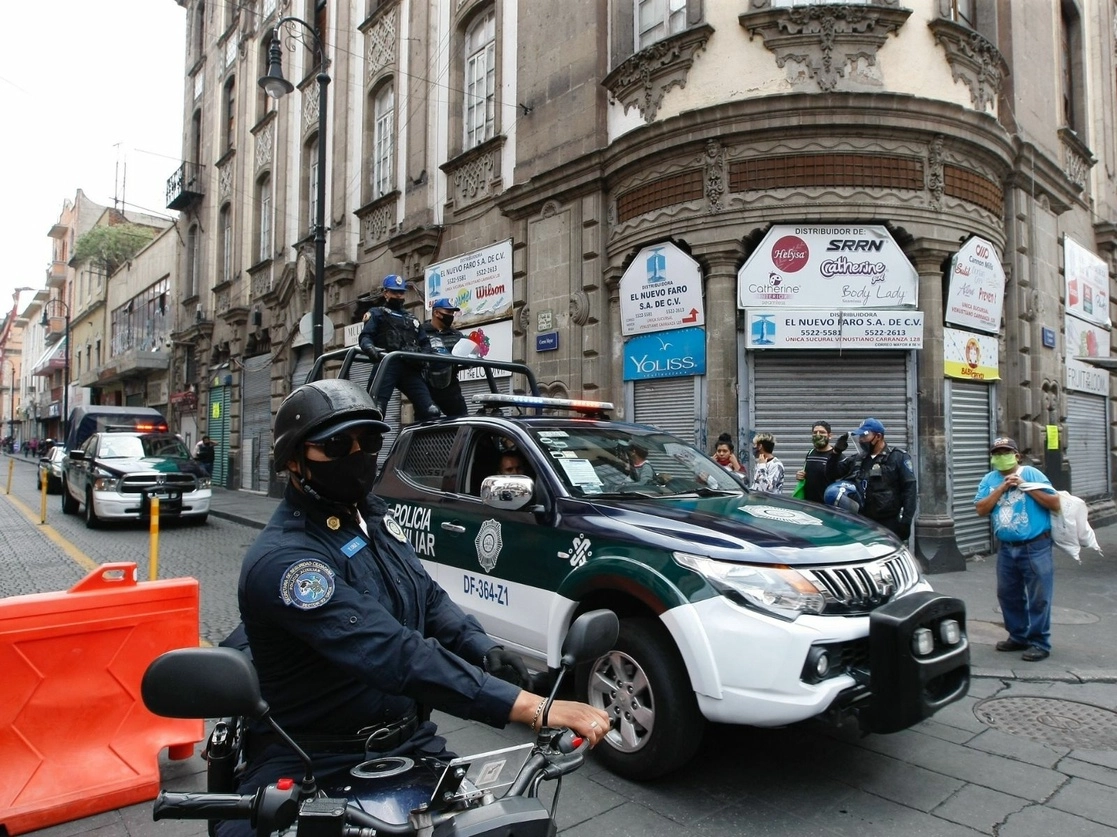 La manifestación será vigilada por 168 policías con ayuda de 11 patrullas, cuatro motocicletas y una ambulancia. Foto Roberto García Ortiz / Archivo