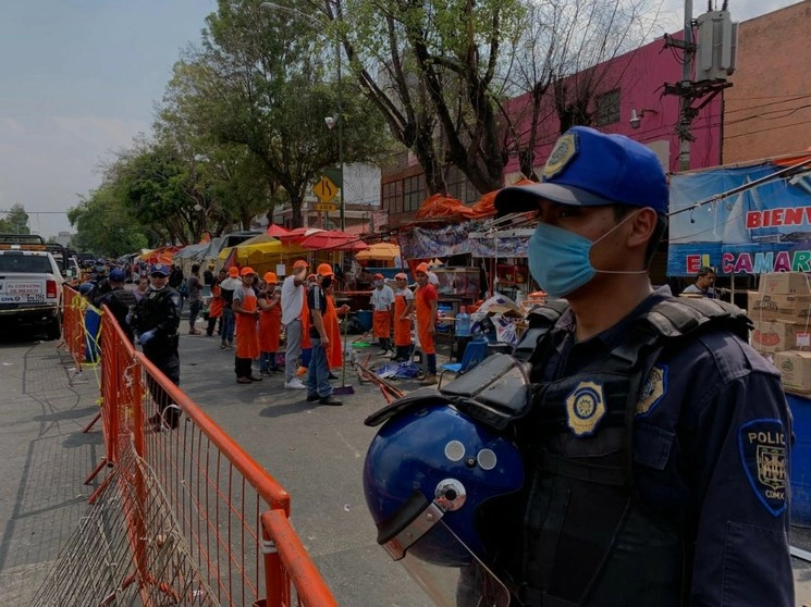Operativo de la SSC CDMX en el que se retiraron puestos ambulantes en las inmediaciones del mercado de La Viga. Foto LA JORNADA/Alfredo DomínguezDomínguez