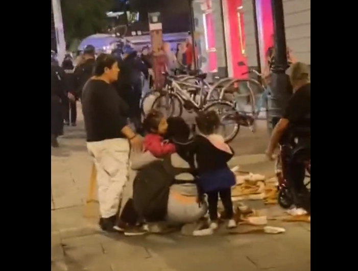 Videos en internet muestran la vendedora ambulante con mercancía tirada en el suelo. Foto La Jornada