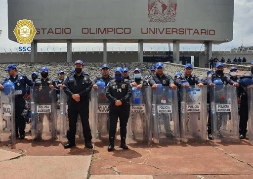Elementos de la SSC se desplegaron para vigilar dentro y fuera del Olímpico Universitario el duelo de la fecha 15 entre Pumas y cruz Azul. Foto Tomada del Twitter @SSC_CDMX 