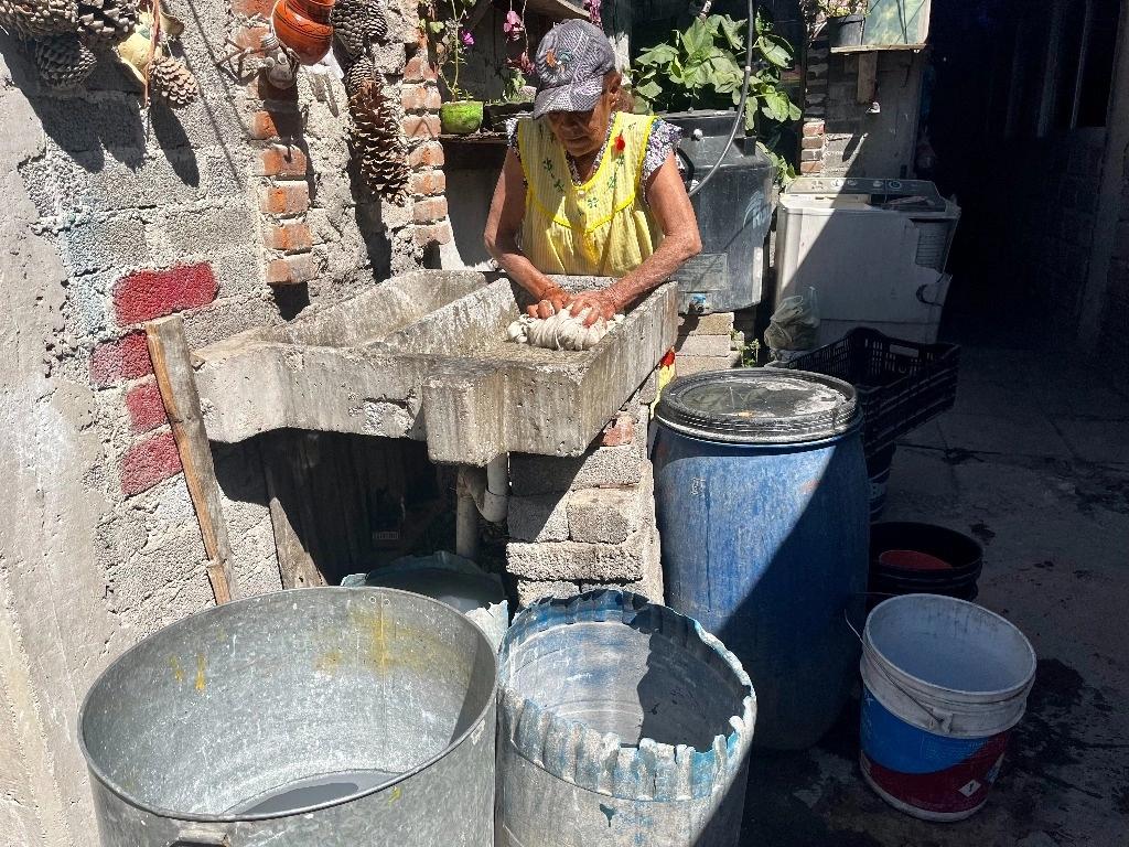 Habitantes de la colonia Tizitlipa, en Xochimilco, sufren la escasez del vital líquido. Foto Luis Castillo 
