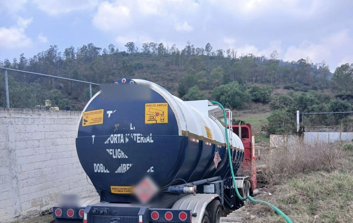 Camión cisterna asegurado durante el operativo. Foto 
