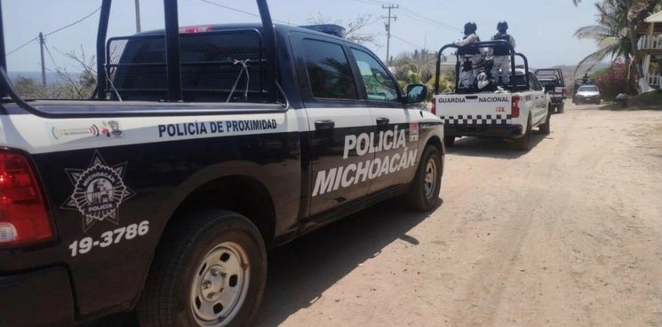 Elementos de la Policía estatal y de la Guardia Nacional acudieron al sitio tras el reporte ciudadano. Foto tomada del Twitter de @MICHOACANSSP
