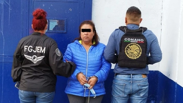 Elizabeth ‘N’ fue detenida en Cuautitlán, Edomex, en un trabajo conjunto entre autoridades estatales y federales. Foto tomada de la cuenta de Twitter @SSPCMexico