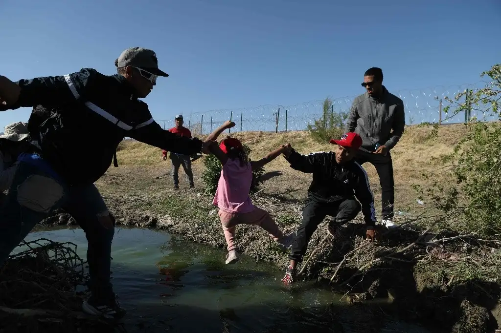 Alrededor de 300 migrantes cruzaron ayer el Río Bravo, en los límites de Ciudad Juárez y El Paso, Texas, tras el rumor de que las solicitudes de asilo serían aceptadas debido al incendio que provocó la muerte de indocumentado en una estación del INM. Foto Afp