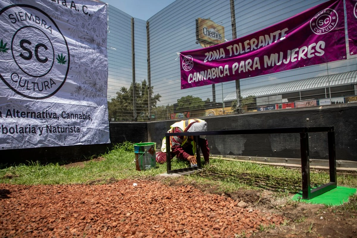 En la Plaza de la Lectura José Saramágo, ubicada en el cruce de Paseo de la Reforma y el Circuito Interior se encuentra una nueva zona de tolerancia cannabica, el 5 de agosto de 2025. Foto