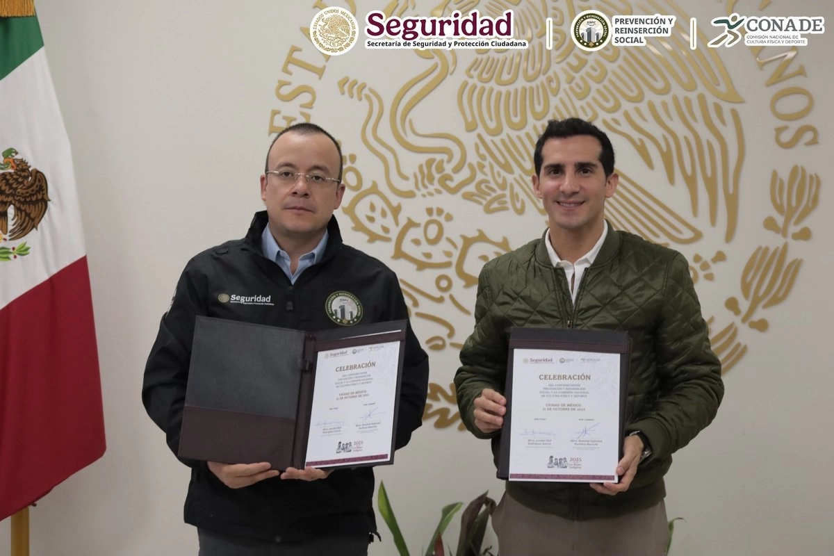 El titular de Prevención y Reinserción Social, Jacobo Olaf Rodríguez García, y el director general de la Conade, Rommel Pacheco Marrufo. 