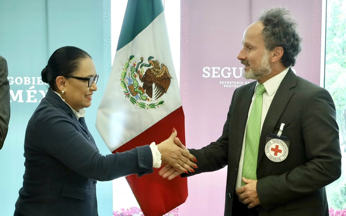 Rosa Icela Rodríguez, titular de la SSPC y Oliver Dubois,  representante del Comité Internacional de la Cruz Roja. Foto  Tomada del Twitter @rosaicela_
