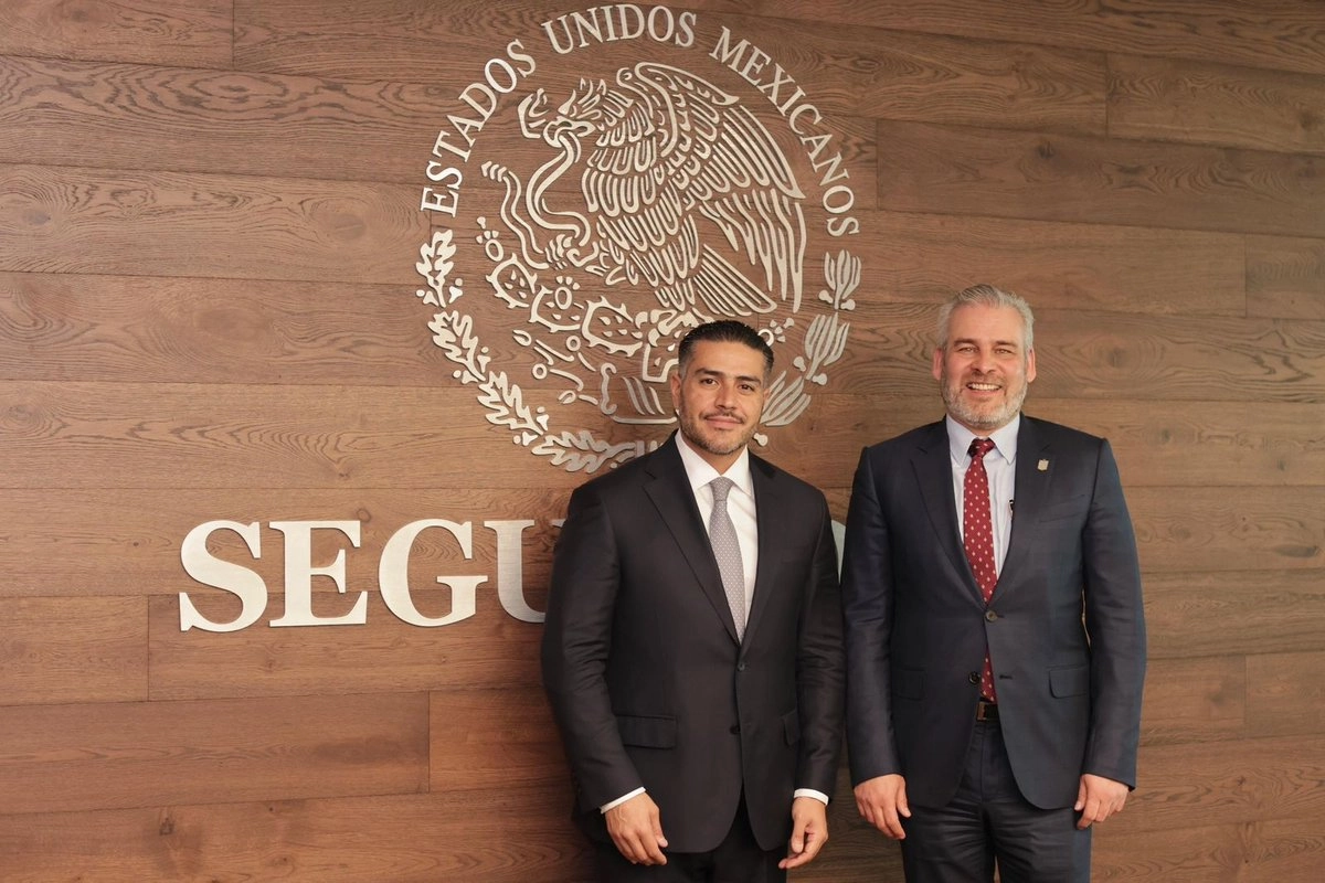 Omar García Harfuch, secretario de Seguridad y Protección Ciudadana; Ricardo Trevilla Trejo, secretario de la Defensa Nacional; y el gobernador Alfredo Ramírez Bedolla alistaron la ofensiva contra al menos 12 de los principales cárteles del narcotráfico que operan en Michoacán. Imagen tomada de 