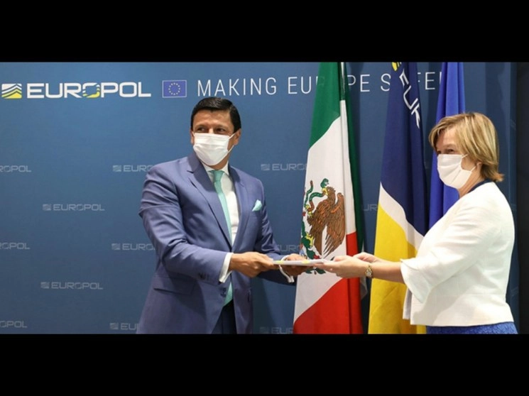 Fabián Medina, jefe de Oficina del Secretario de Relaciones Exteriores, Marcelo Ebrard, y la directora ejecutiva de Europol, Catherine De Bolle, en la sede de Europol en La Haya. Foto tomada del Twitter @Europol
