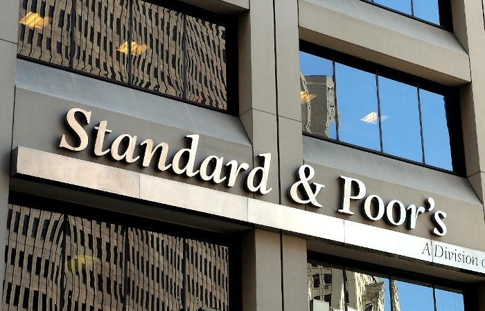 La calificadora Standard & Poor’s (S&P) redujo el umbral a partir del cual califica a las instituciones financieras no bancarias mexicanas.  Foto Ap / Archivo 