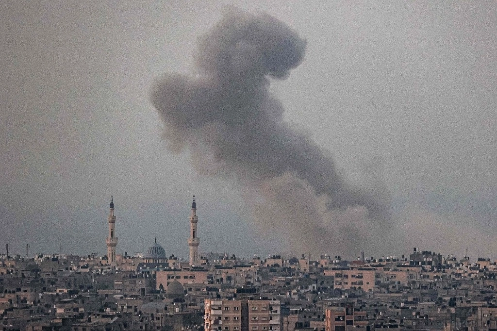 Columna de humo se eleva después del bombardeo israelí en Rafah, en el sur de la Franja de Gaza, el 28 de octubre de 2023. Foto Afp