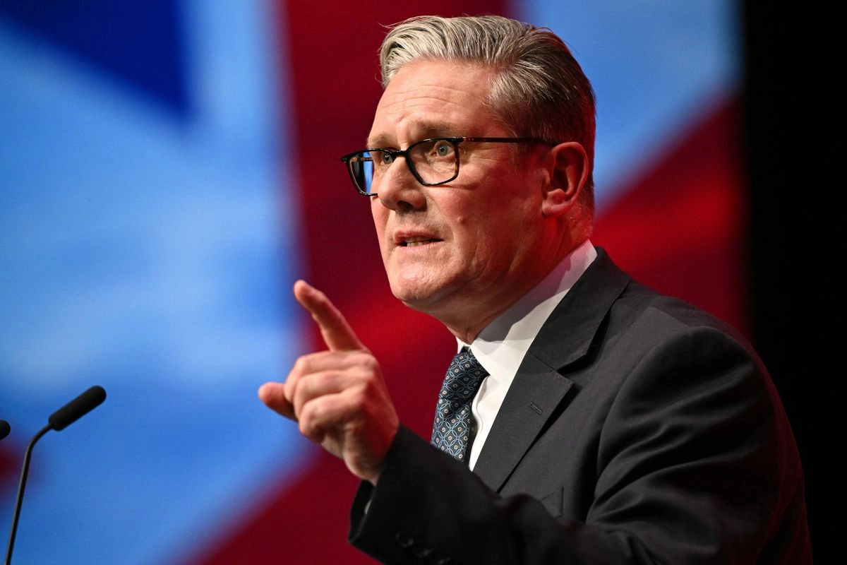 El primer ministro británico, Keir Starmer, pronuncia su discurso inaugural ante los delegados en el tercer día de la conferencia anual del Partido Laborista en Liverpool, noroeste de Inglaterra, el 30 de septiembre de 2025. 