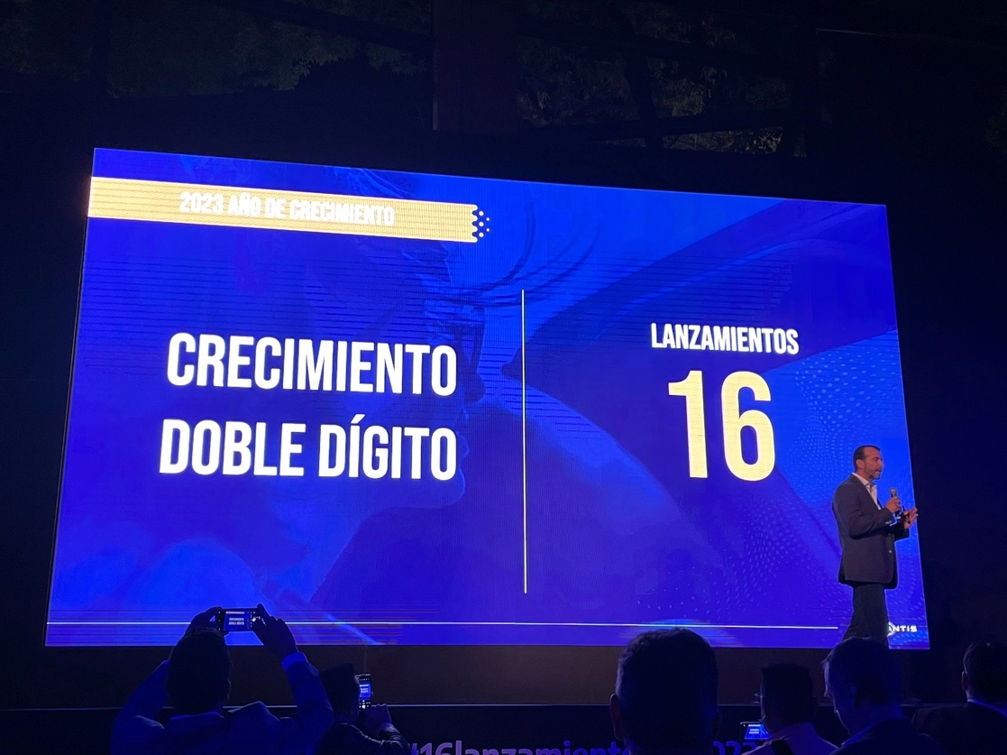 Carlos Quezada, vicepresidente comercial de Grupo Stellantis, en el anuncio del lanzamiento de 16 modelos en 2023. Foto Paco Del Toro