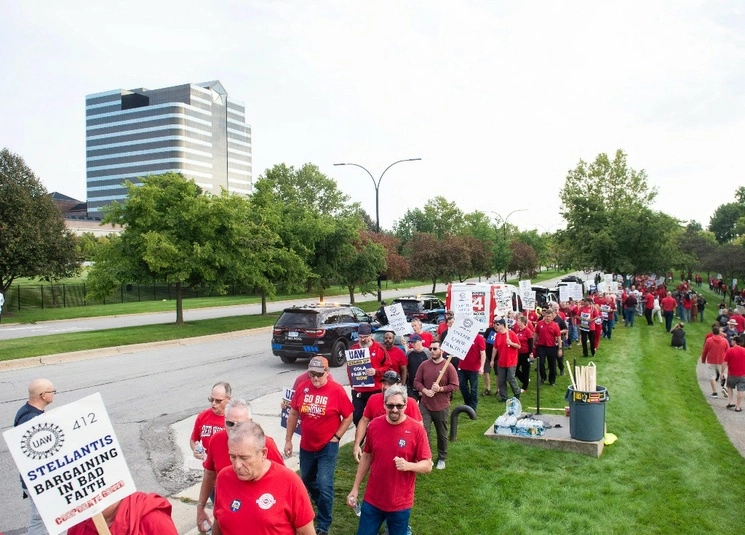 Trabajadores sindicalizados del United Auto Workers (UAW), se manifiestan frente a las oficinas generales del conglomerado automotriz Stellantis, en Auburn Hills, Michigan. Foto Afp.