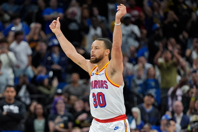 El basquetbolista de los Golden State Warriors, Stephen Curry festeja una anotación durante el encuentro. Foto 