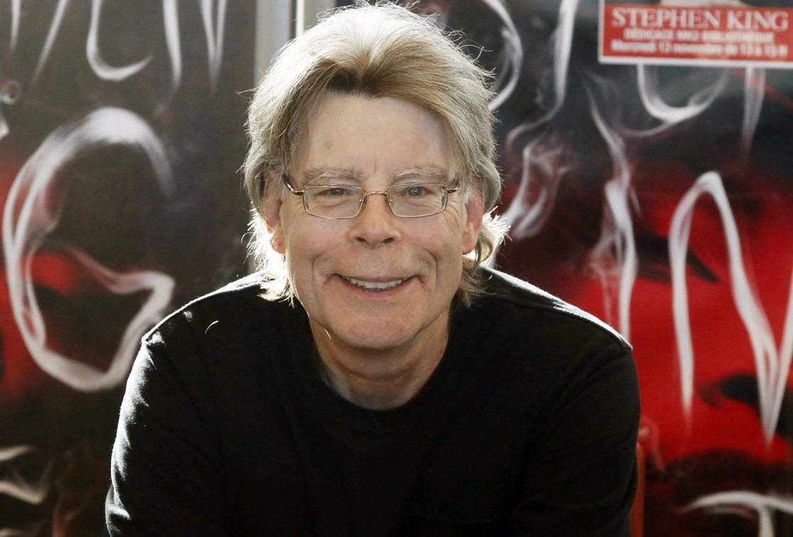 El escritor Stephen King posa para las cámaras durante una gira promocional en París, el 13 de noviembre de 2013. Foto Ap